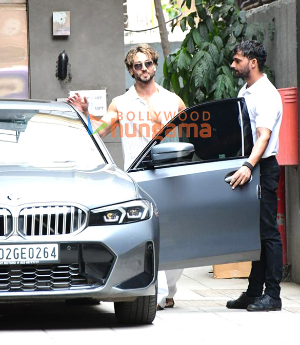 Photos: Tiger Shroff snapped outside a gym in Bandra Photos: Tiger Shroff snapped outside a gym in Bandra